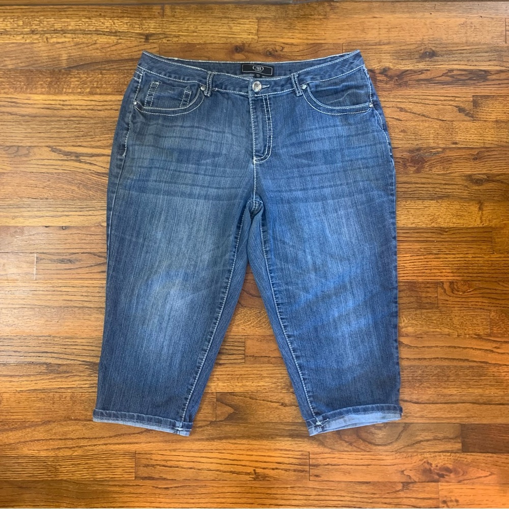 Cato Capri Knee Length Stonewashed Blue Jeans 
18W
Embellished Pocket
Length 31” - Picture 9 of 16